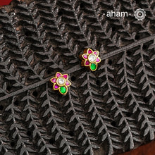 If you someone who like to wear small, minimal yet festive earrings then this one is for you. Little mini kundan work earrings crafted in 92.5 silver with gold polish. Perfect for small celebrations and everyday dressing up.