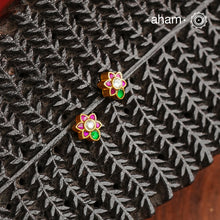 If you someone who like to wear small, minimal yet festive earrings then this one is for you. Little mini kundan work earrings crafted in 92.5 silver with gold polish. Perfect for small celebrations and everyday dressing up.