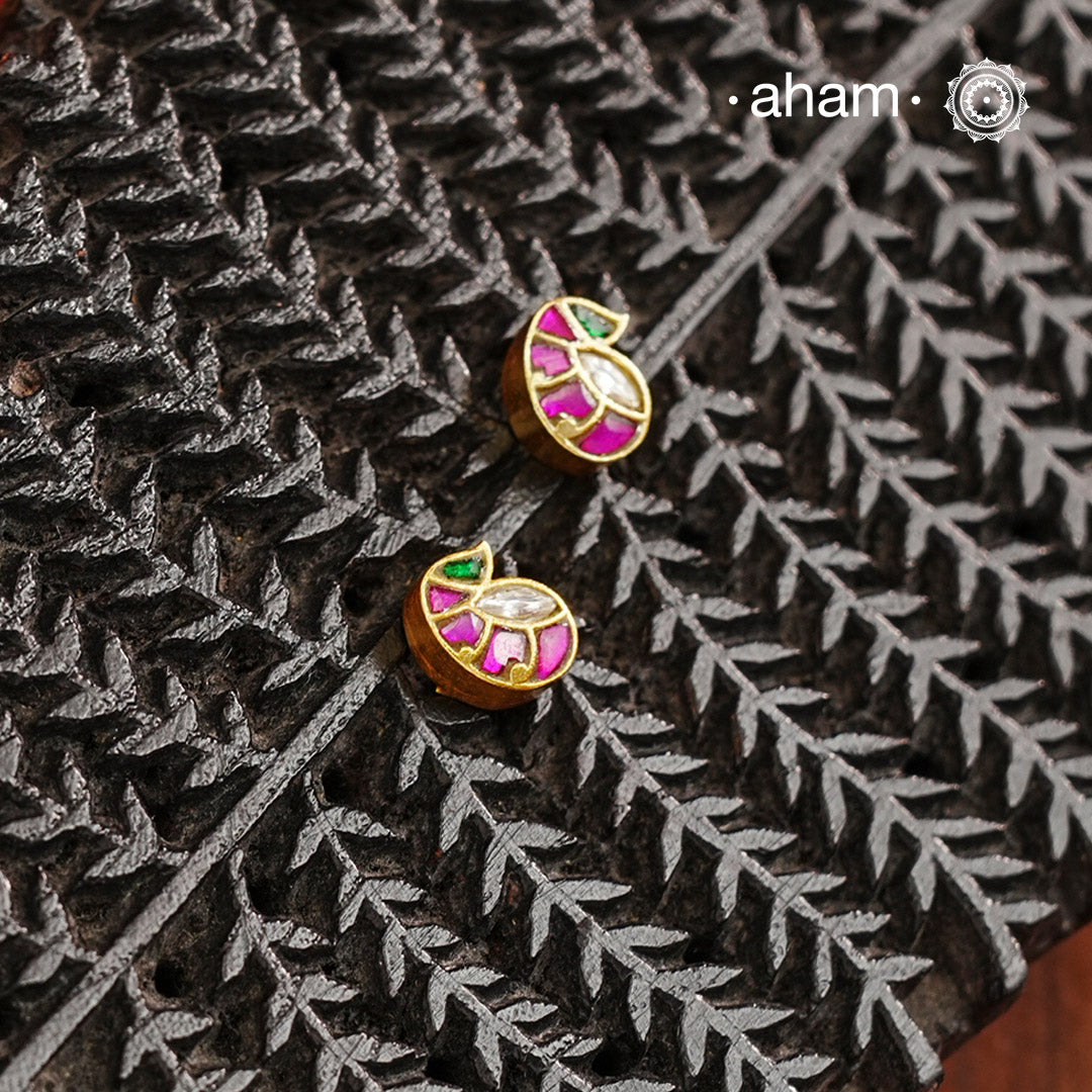 If you someone who like to wear small, minimal yet festive earrings then this one is for you. Little mini kundan work earrings crafted in 92.5 silver with gold polish. Perfect for small celebrations and everyday dressing up.