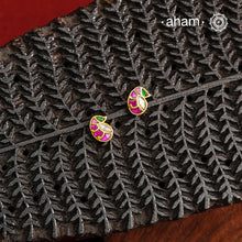 If you someone who like to wear small, minimal yet festive earrings then this one is for you. Little mini kundan work earrings crafted in 92.5 silver with gold polish. Perfect for small celebrations and everyday dressing up.
