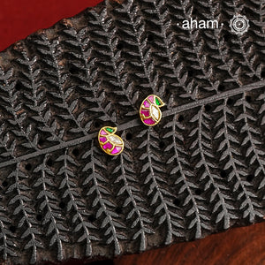 If you someone who like to wear small, minimal yet festive earrings then this one is for you. Little mini kundan work earrings crafted in 92.5 silver with gold polish. Perfect for small celebrations and everyday dressing up.