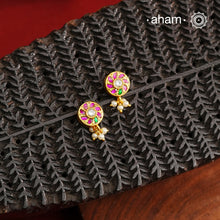 If you someone who like to wear small, minimal yet festive earrings then this one is for you. Little mini kundan work earrings crafted in 92.5 silver with gold polish. Perfect for small celebrations and everyday dressing up.