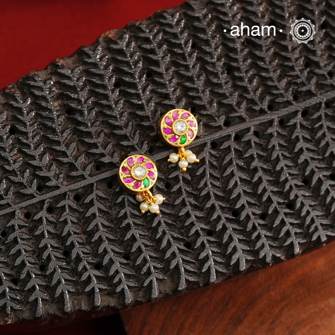 If you someone who like to wear small, minimal yet festive earrings then this one is for you. Little mini kundan work earrings crafted in 92.5 silver with gold polish. Perfect for small celebrations and everyday dressing up.