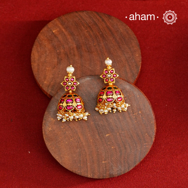 Expertly crafted in 92.5% sterling silver with a fine gold polish, these jhumkies showcase flawless Kemp stone work intricately laced with delicate pearls. This combination highlights traditional craftsmanship while offering a sophisticated accessory that complements both classic and contemporary styles.