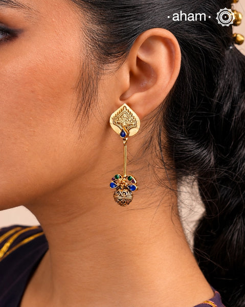 Fun gold polish earring with beautiful kundan work and intricate detailing
Handcrafted using traditional methods in 92.5 sterling silver with gold polish.
Pair these with your fusion outfits this festive season to ace your look.