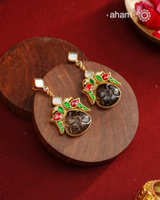 These exquisite earrings feature a carved black onyx center, elegantly framed by kundan parrots on each side. Crafted from 92.5% silver with a fine gold polish, they offer a perfect blend of traditional artistry and contemporary style. Ideal for mehandi and sangeet functions, these earrings add a sophisticated touch to festive attire while showcasing expert craftsmanship.