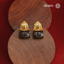 These Gold Polish Silver Earrings feature a contemporary design highlighted by carved black onyx. Expertly crafted in 92.5% sterling silver and finished with a refined gold polish, they offer a sophisticated blend of modern style and timeless elegance. Ideal for adding a distinctive touch to both casual and formal ensembles.