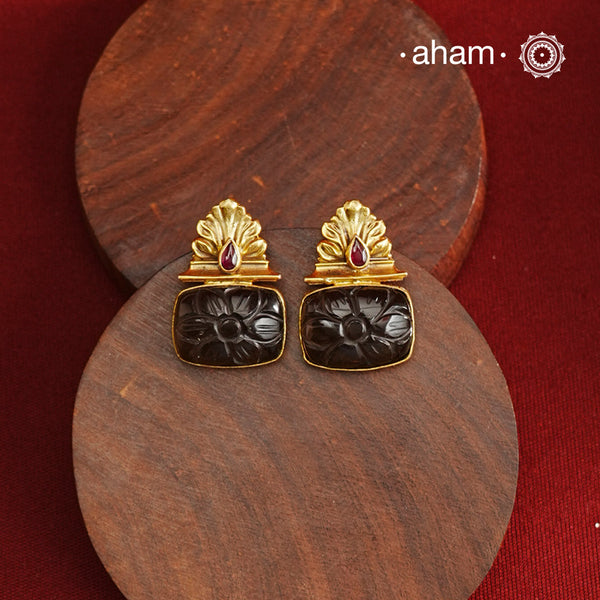 These Gold Polish Silver Earrings feature a contemporary design highlighted by carved black onyx. Expertly crafted in 92.5% sterling silver and finished with a refined gold polish, they offer a sophisticated blend of modern style and timeless elegance. Ideal for adding a distinctive touch to both casual and formal ensembles.