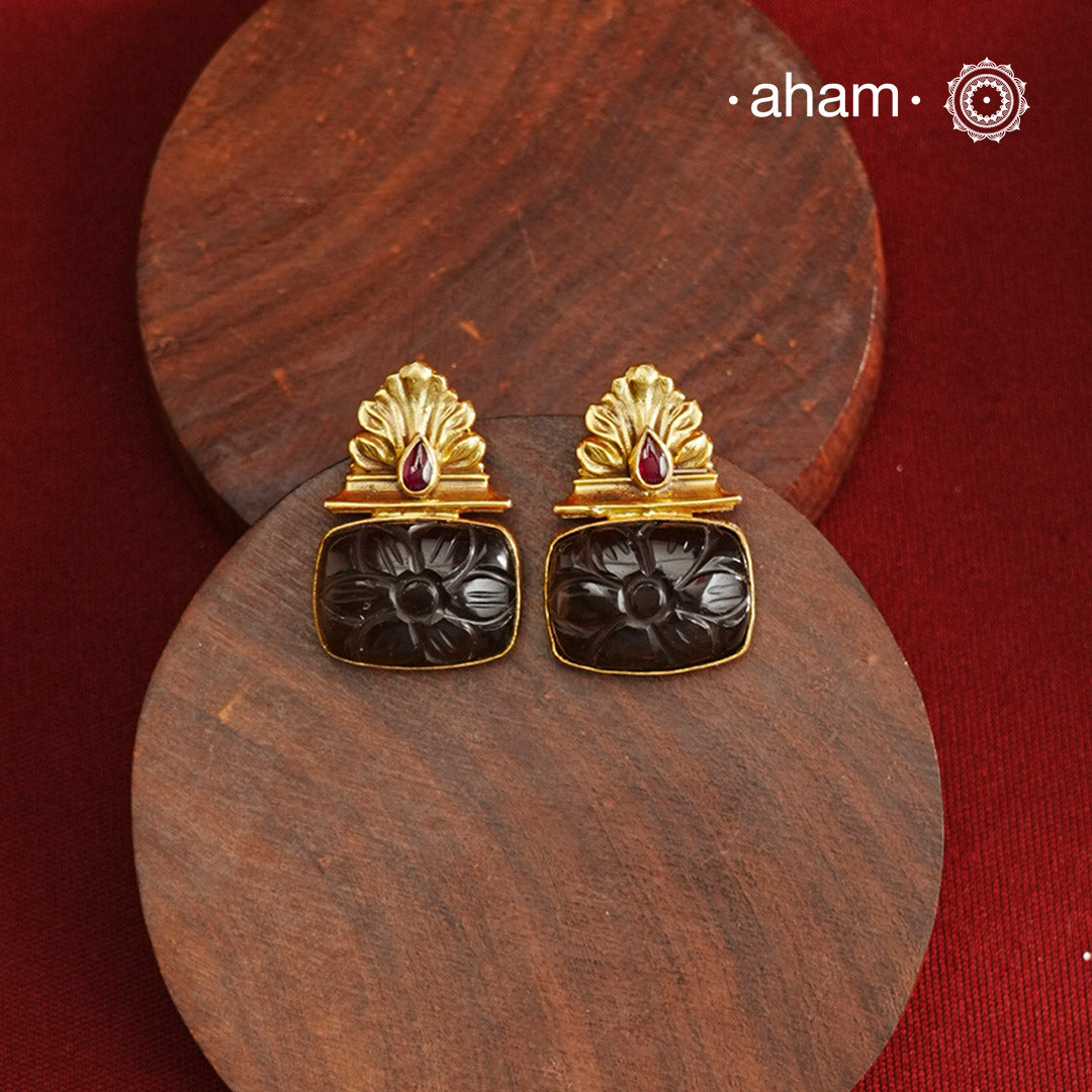 These Gold Polish Silver Earrings feature a contemporary design highlighted by carved black onyx. Expertly crafted in 92.5% sterling silver and finished with a refined gold polish, they offer a sophisticated blend of modern style and timeless elegance. Ideal for adding a distinctive touch to both casual and formal ensembles.
