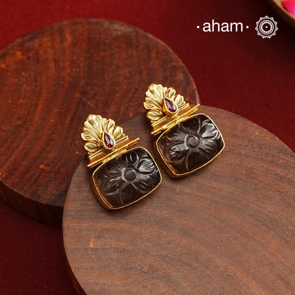 These Gold Polish Silver Earrings feature a contemporary design highlighted by carved black onyx. Expertly crafted in 92.5% sterling silver and finished with a refined gold polish, they offer a sophisticated blend of modern style and timeless elegance. Ideal for adding a distinctive touch to both casual and formal ensembles.