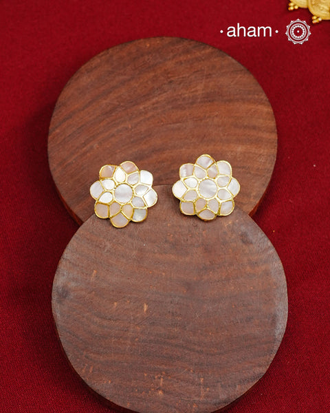 Embrace the allure of timeless elegance with Aham Jewellery’s latest Mother of Pearl collection, a radiant choice for festive celebrations and weddings. Each piece is crafted in 92.5 silver and adorned with a luxurious gold polish, capturing the iridescent beauty of mother of pearl.