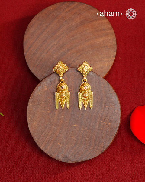 Delicate gold polish earring with beautiful designs inspired from the temples of South India. Handcrafted using traditional methods in 92.5 sterling silver with dull gold polish.
Pair these with your ethnic outfits this festive season to ace your look.