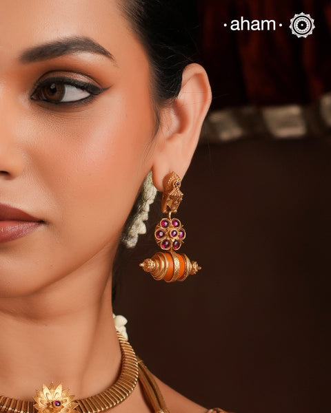 Statement gold polish earring with beautiful coral drop and kemp setting.
Handcrafted using traditional methods in 92.5 sterling silver with gold polish.&nbsp;
Pair these with your ethnic outfits this festive season to ace your look.