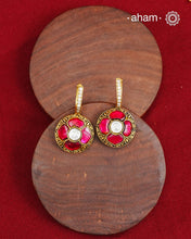 These two-sided hoop earrings combine classic elegance with contemporary design. Made from 92.5% silver and finished with a fine gold polish, they showcase red kundan stones on one side and green kundan on the other. This dual-sided feature offers versatile styling options, complementing a wide range of Indian attire. Expertly crafted, these earrings deliver both quality and adaptability for sophisticated everyday or festive wear.