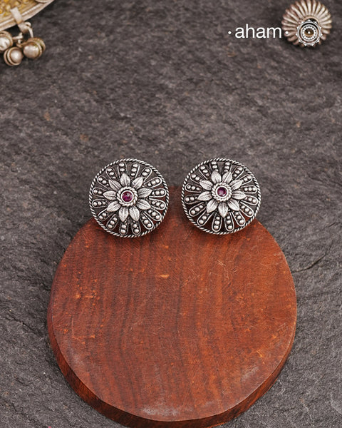 Expertly handcrafted in Kolhapur, these 92.5 sterling silver earrings are made by skilled artisans. Their lightweight design makes them ideal for everyday wear.