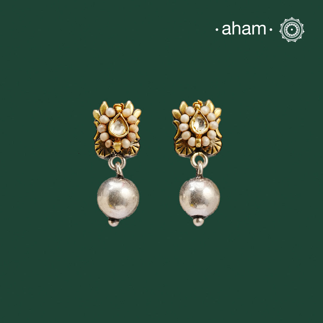 If you are looking for something dainty and versatile in dual tone, then this is the perfect piece! crafted in 92.5 silver with kundan highlight and fresh water pearls, this is a perfect addition to your collection.If you are looking for something dainty and versatile in dual tone, then this is the perfect piece! crafted in 92.5 silver with kundan highlight and fresh water pearls, this is a perfect addition to your collection.