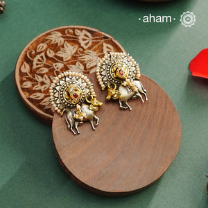 Noori dual tone cow Earrings. The earrings are handcrafted in 92.5 sterling silver with kuand, pearl and gold highlights. Style this up with your favourite ethnic or fusion outfits to complete the look.