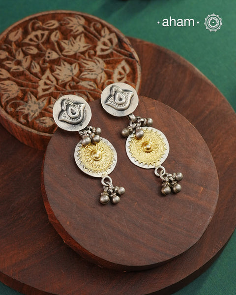 If you are looking for something dainty and versatile in dual tone, then this is the perfect piece! Crafted in 92.5 silver with gold highlights, this is a perfect addition to your collection.