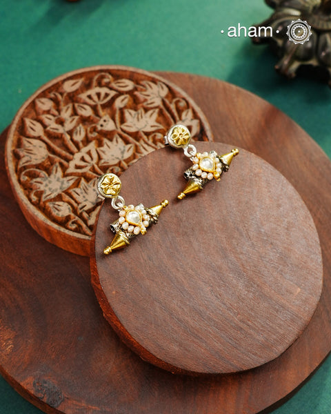 If you are looking for something dainty and versatile in dual tone, then this is the perfect piece! Crafted in 92.5 silver with kundan, pearl gold highlights, this is a perfect addition to your collection.