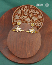 If you are looking for something dainty and versatile in dual tone, then this is the perfect piece! Crafted in 92.5 silver with kundan, pearl gold highlights, this is a perfect addition to your collection.