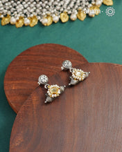 If you are looking for something dainty and versatile in dual tone, then this is the perfect piece! Crafted in 92.5 silver with kundan highlight and fresh water pearls, this is a perfect addition to your collection.