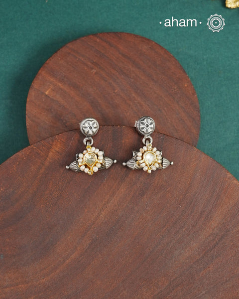 If you are looking for something dainty and versatile in dual tone, then this is the perfect piece! Crafted in 92.5 silver with kundan highlight and fresh water pearls, this is a perfect addition to your collection.