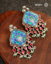This Meena Work Festive Silver earrings is a stunning piece of jewellery perfect for special occasions.&nbsp;It features a combination of kundan and pearls with very contemporary enamelling work, all crafted in 92.5 silver.