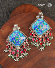 This Meena Work Festive Silver earrings is a stunning piece of jewellery perfect for special occasions.&nbsp;It features a combination of kundan and pearls with very contemporary enamelling work, all crafted in 92.5 silver.