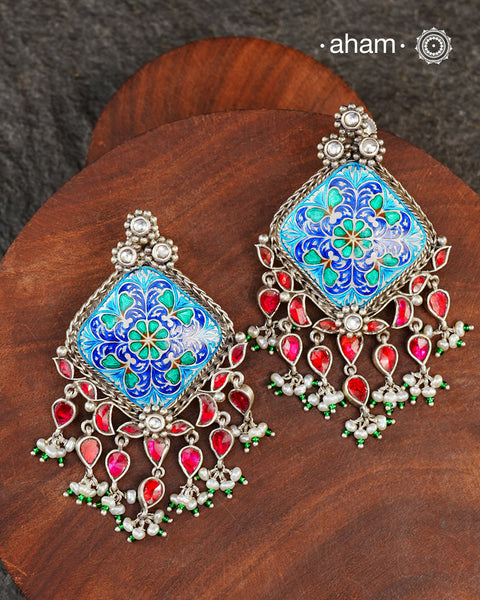 This Meena Work Festive Silver earrings is a stunning piece of jewellery perfect for special occasions.&nbsp;It features a combination of kundan and pearls with very contemporary enamelling work, all crafted in 92.5 silver.