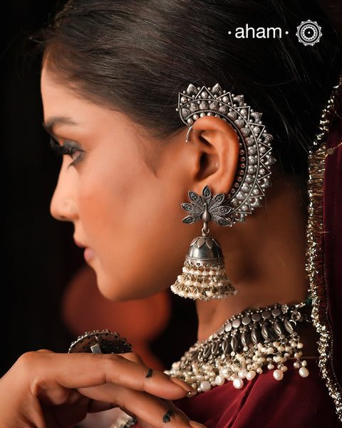 Handcrafted 92.5 sterling silver Ira peacock jhumkie laced with pearls. Perfect for special occasions and festivities.
Please note the earcuff is not part of the earring.