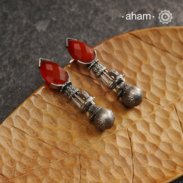 Enhance your style with these Ira Carnelian Peacock Silver Earrings. The stunning peacock design and vibrant carnelian stone create a unique and understated look. Handcrafted in 92.5 silver, these earrings are a perfect addition to any jewellery collection.