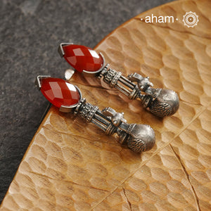Enhance your style with these Ira Carnelian Peacock Silver Earrings. The stunning peacock design and vibrant carnelian stone create a unique and understated look. Handcrafted in 92.5 silver, these earrings are a perfect addition to any jewellery collection.