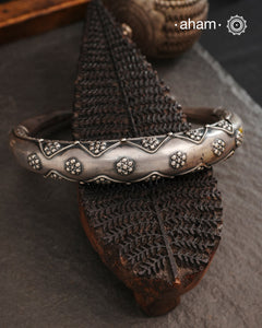 This exquisite hasli necklace showcases intricate fin rava work, meticulously crafted in 92.5% pure silver. Its detailed design highlights traditional craftsmanship, making it a timeless statement piece that enhances any ensemble with elegance and cultural richness. Ideal for those who appreciate expert artistry in silver jewellery.