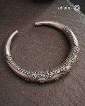 This exquisite hasli necklace showcases intricate fin rava work, meticulously crafted in 92.5% pure silver. Its detailed design highlights traditional craftsmanship, making it a timeless statement piece that enhances any ensemble with elegance and cultural richness. Ideal for those who appreciate expert artistry in silver jewellery.
