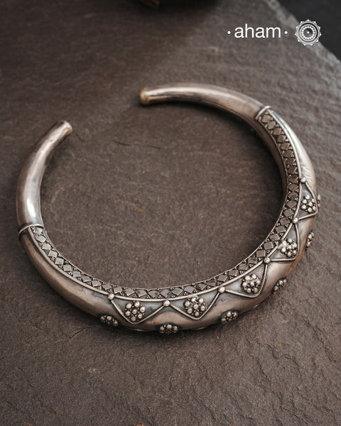 This exquisite hasli necklace showcases intricate fin rava work, meticulously crafted in 92.5% pure silver. Its detailed design highlights traditional craftsmanship, making it a timeless statement piece that enhances any ensemble with elegance and cultural richness. Ideal for those who appreciate expert artistry in silver jewellery.
