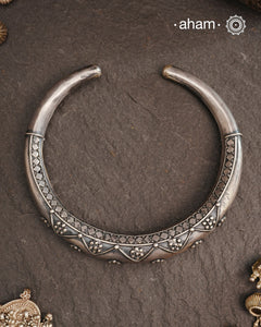 This exquisite hasli necklace showcases intricate fin rava work, meticulously crafted in 92.5% pure silver. Its detailed design highlights traditional craftsmanship, making it a timeless statement piece that enhances any ensemble with elegance and cultural richness. Ideal for those who appreciate expert artistry in silver jewellery.