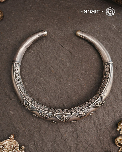 This exquisite hasli necklace showcases intricate fin rava work, meticulously crafted in 92.5% pure silver. Its detailed design highlights traditional craftsmanship, making it a timeless statement piece that enhances any ensemble with elegance and cultural richness. Ideal for those who appreciate expert artistry in silver jewellery.