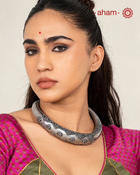 This exquisite hasli necklace showcases intricate fin rava work, meticulously crafted in 92.5% pure silver. Its detailed design highlights traditional craftsmanship, making it a timeless statement piece that enhances any ensemble with elegance and cultural richness. Ideal for those who appreciate expert artistry in silver jewellery.