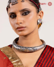 This exquisite hasli necklace showcases intricate fin rava work, meticulously crafted in 92.5% pure silver. Its detailed design highlights traditional craftsmanship, making it a timeless statement piece that enhances any ensemble with elegance and cultural richness. Ideal for those who appreciate expert artistry in silver jewellery.