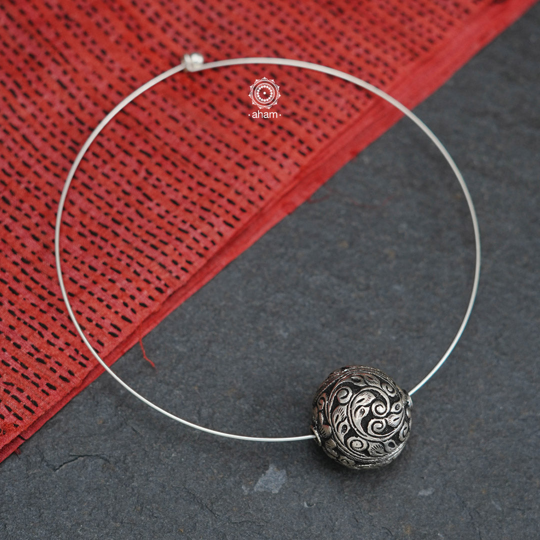Everyday Wear Silver Chitai Pendant in 92.5 silver in Wire Hasli. Easy to wear, looks great with Indian and Western outfits. The Hasli is easily removable and can be used with any other pendant as well. 
