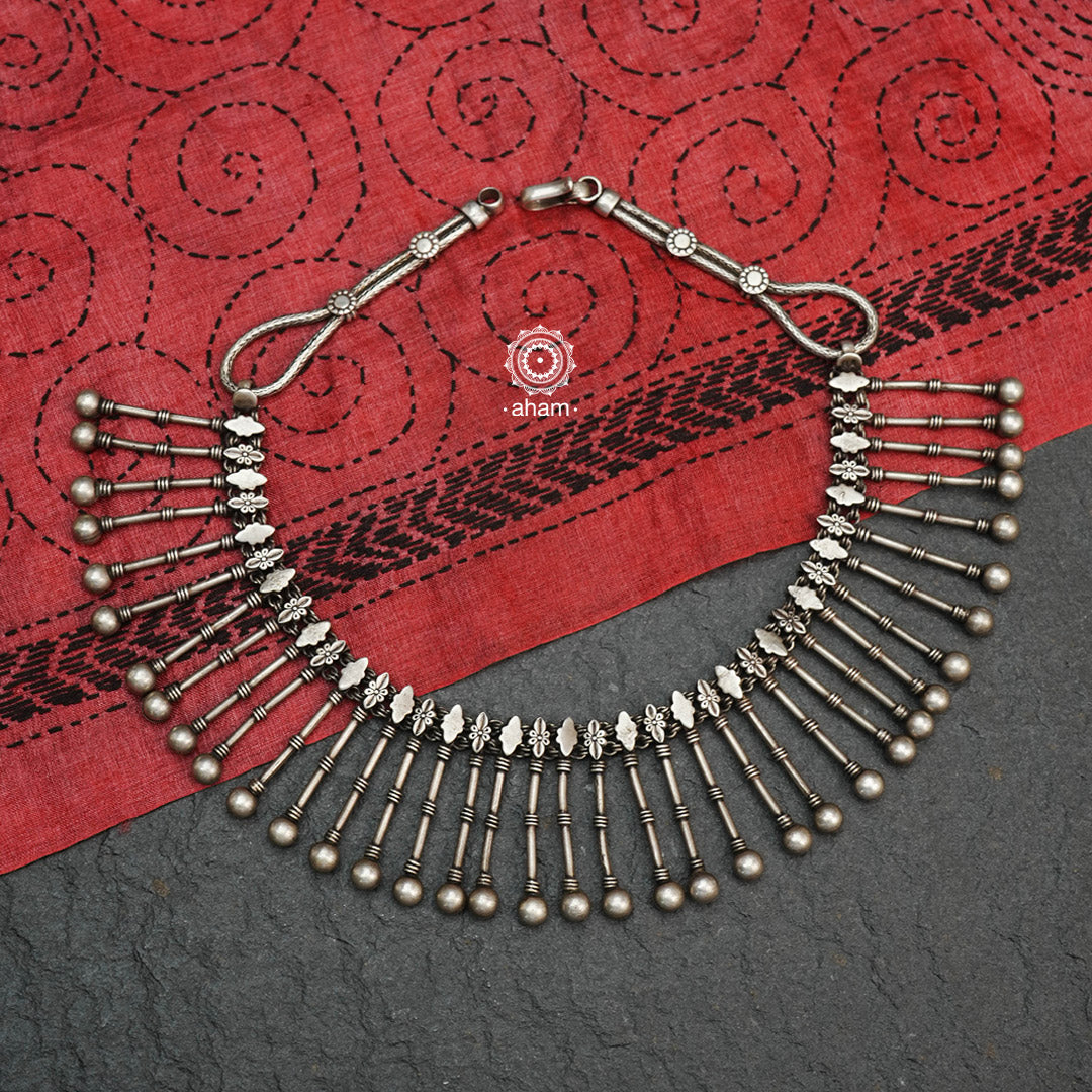 This 92.5 silver neckpiece is a classic design that will never go out of style. It is meticulously handmade in Rajasthan, showcasing the skill and expertise of the region.
