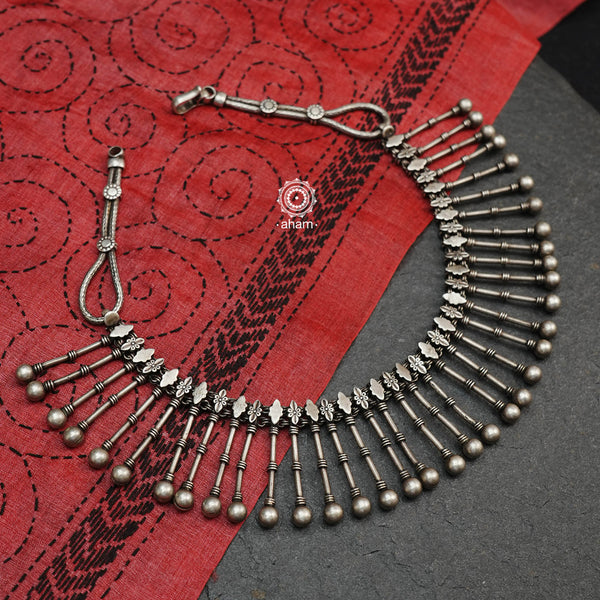 This 92.5 silver neckpiece is a classic design that will never go out of style. It is meticulously handmade in Rajasthan, showcasing the skill and expertise of the region.