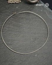 Everyday Wear wire Silver Hasli.&nbsp; Easy to wear, looks great with Indian and Western outfits. The hasli can be paired with a pendant of your choice