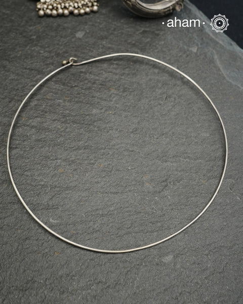 Everyday Wear wire Silver Hasli.&nbsp; Easy to wear, looks great with Indian and Western outfits. The hasli can be paired with a pendant of your choice