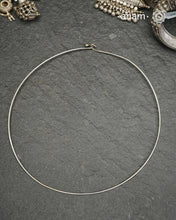 Everyday Wear wire Silver Hasli.&nbsp; Easy to wear, looks great with Indian and Western outfits. The hasli can be paired with a pendant of your choice