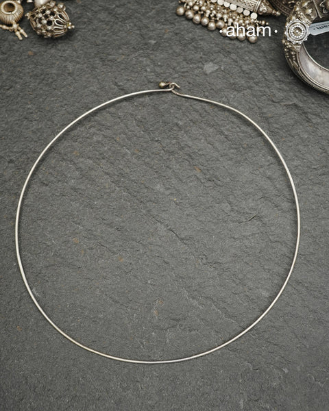 Everyday Wear wire Silver Hasli.&nbsp; Easy to wear, looks great with Indian and Western outfits. The hasli can be paired with a pendant of your choice