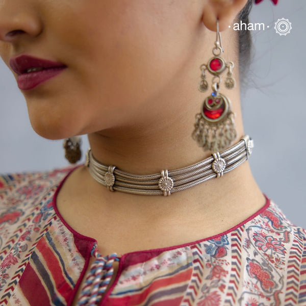 This Mewad Silver Choker is crafted with 92.5 silver and is the perfect addition to your wardrobe. It can be worn alone or layered, making it a versatile and stylish accessory for any occasion.