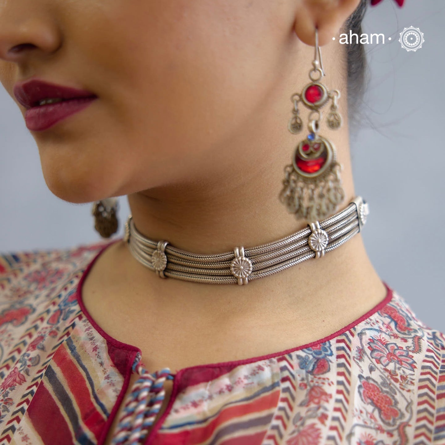 This Mewad Silver Choker is crafted with 92.5 silver and is the perfect addition to your wardrobe. It can be worn alone or layered, making it a versatile and stylish accessory for any occasion.