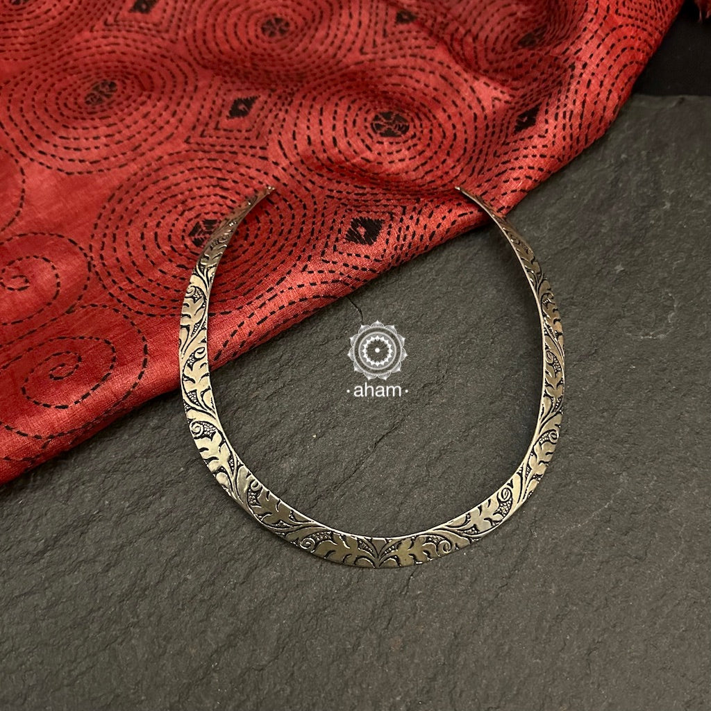 Simple collar Hasli crafted in 92.5 silver for casual wear