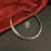 Simple collar Hasli crafted in 92.5 silver for casual wear